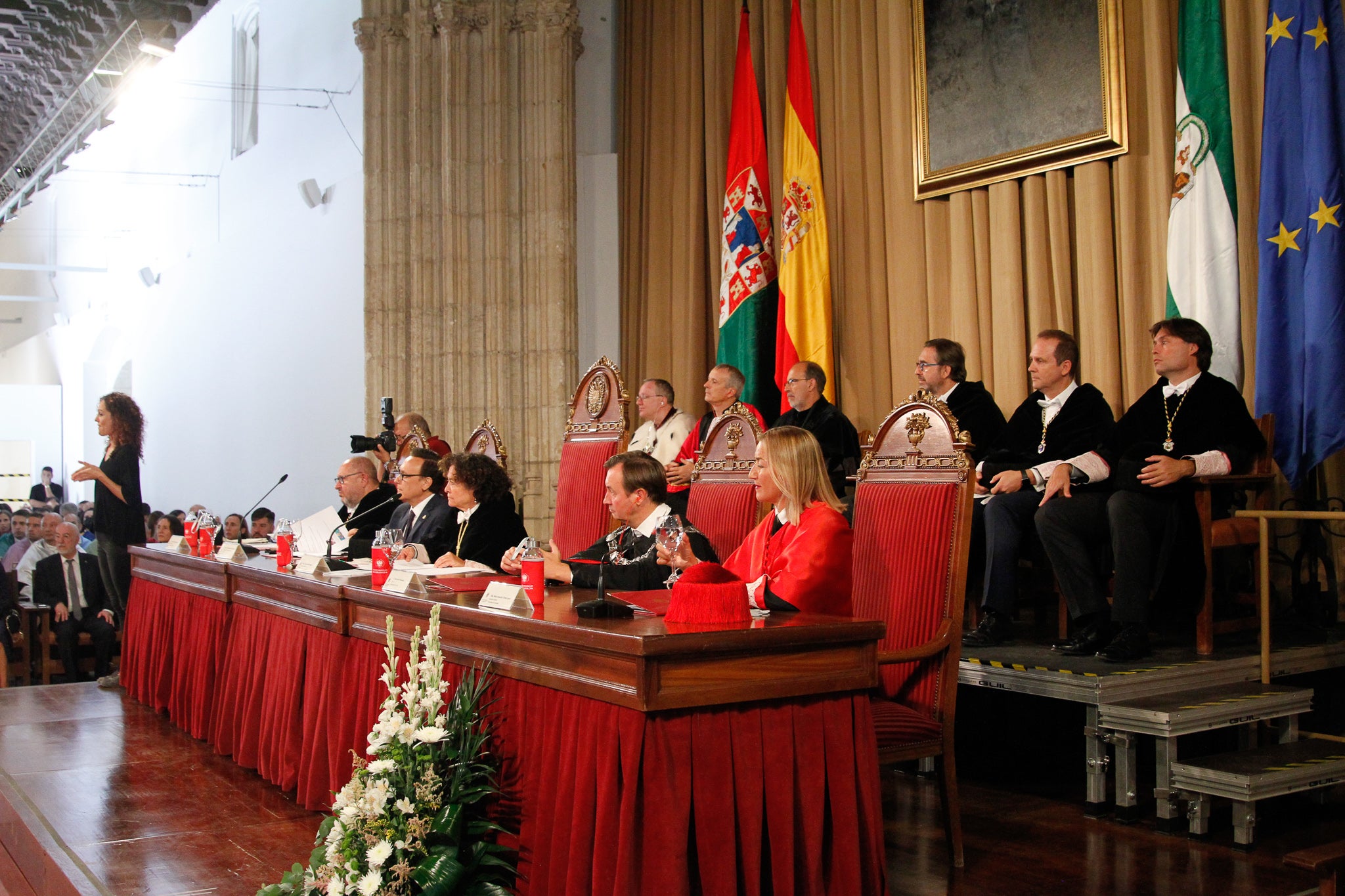 La rectora Pilar Aranda preside su última apertura de curso y recibe una emotiva ovación.