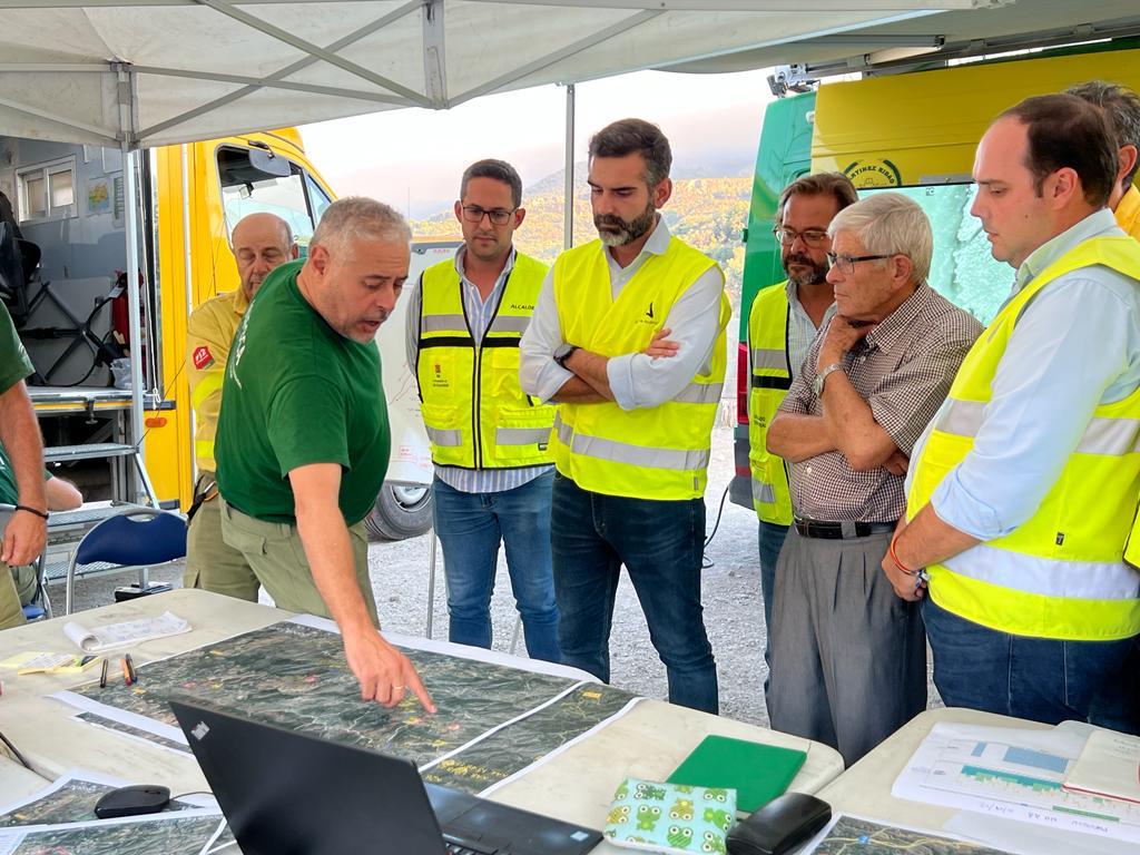 El consejero de Sostenibilidad, Medio Ambiente y Economía Azul, Ramón Fernández-Pacheco, en el puesto de mando del Infoca en Los Guájares.