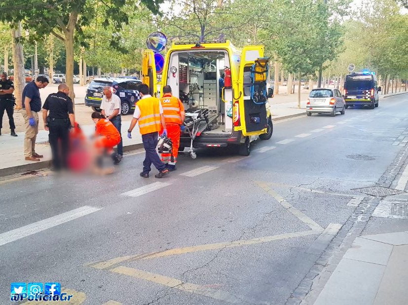Una ambulancia auxilia al anciano atropellado en el Paseo del Salón.