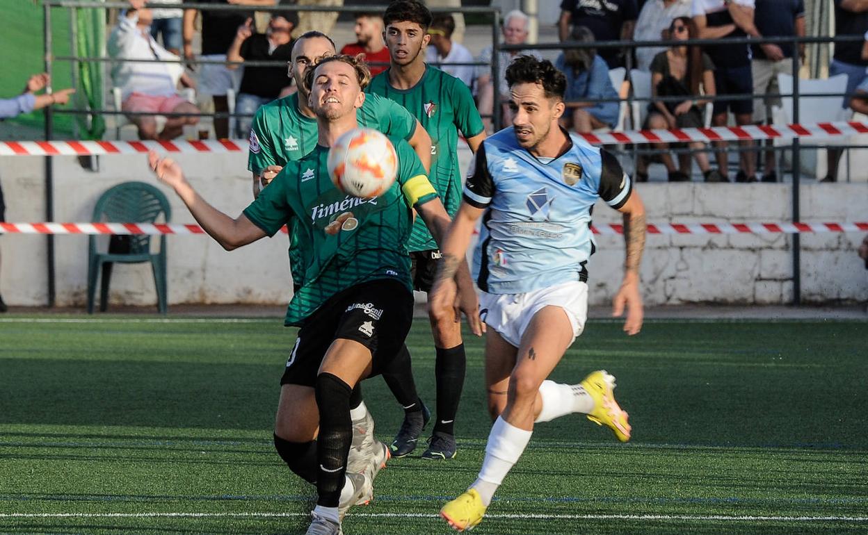 Prieto (verde) y Ezequiel, los dos números '10' en el derbi. 