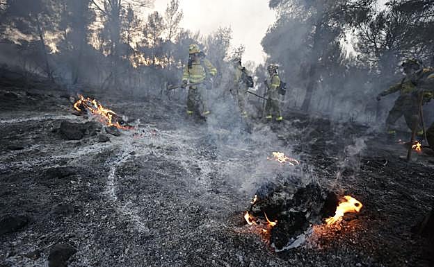 El viento y la orografía son las principales dificultades para acabar con el incendio de Los Guájares