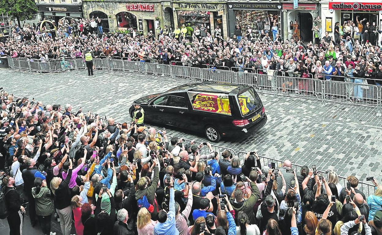 Miles de personas muestran su luto ante el féretro de Isabel II a su paso por Edimburgo. 