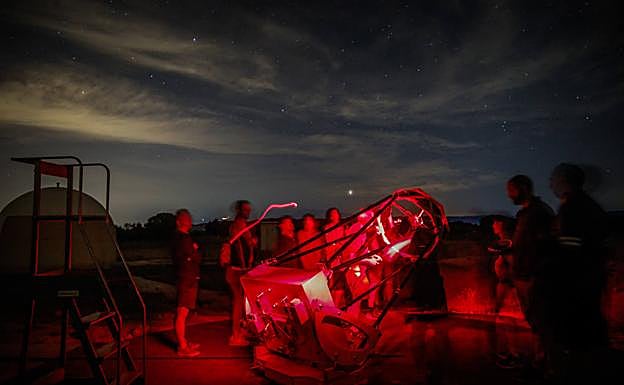 El telescopio, durante la noche. 