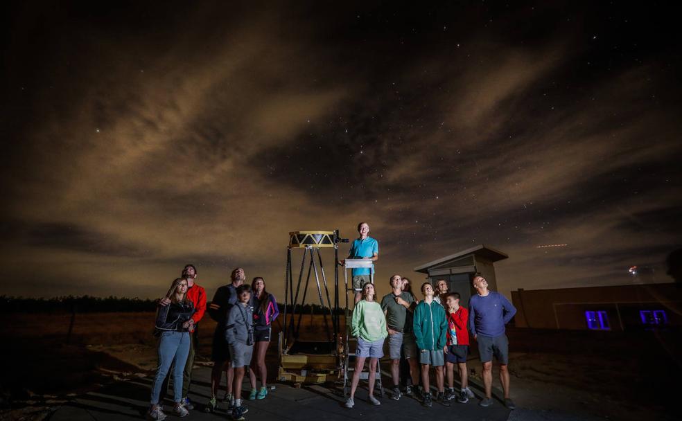 Stéhphane, subido en la escalera, muestra las estrellas a la familia Marín, en Sky Andaluz, en Alhama.