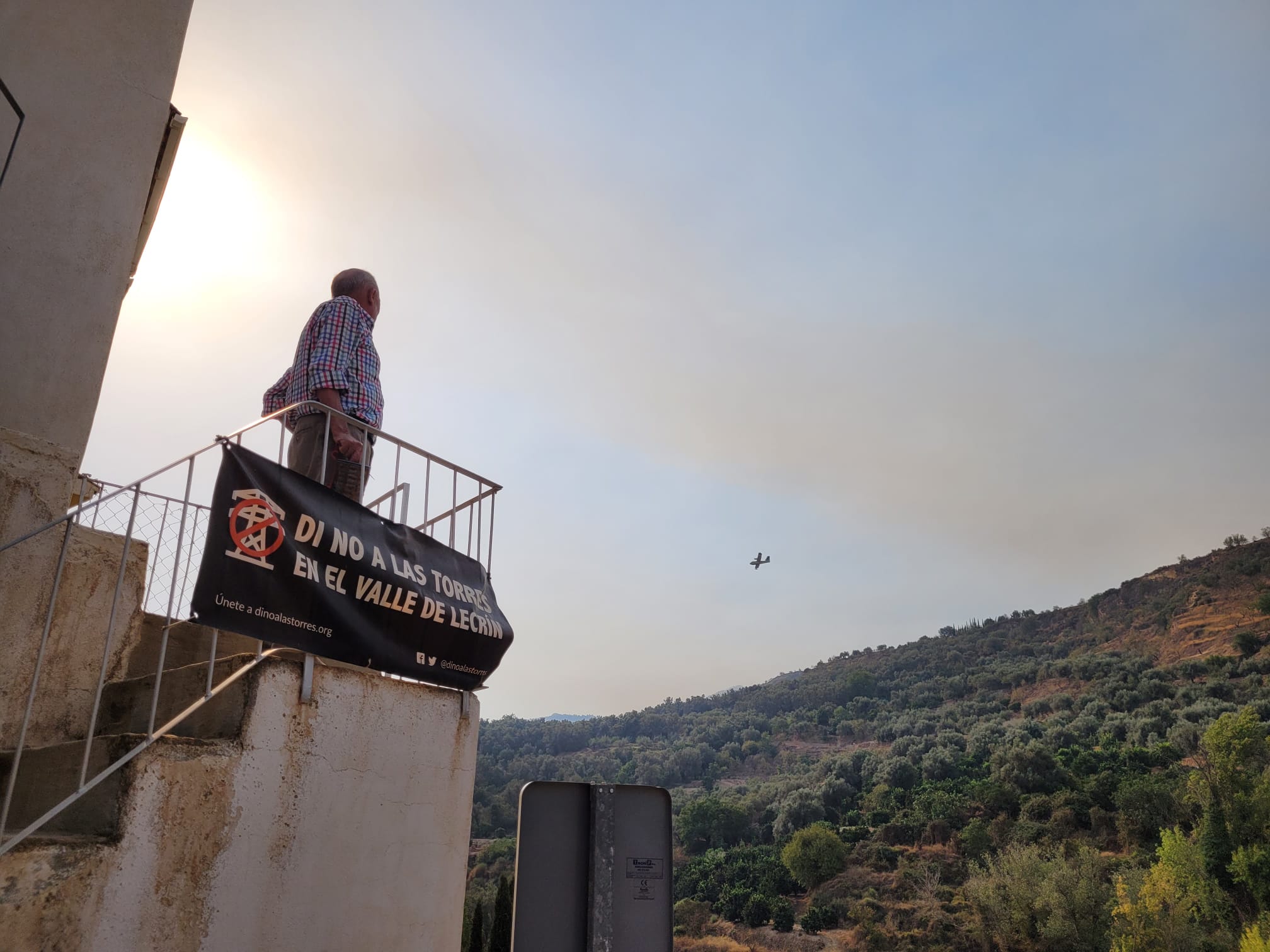 Avión contraincendios pasando por encima de la casa de Manuel, en el Barrio de las Escuelas de Saleres.