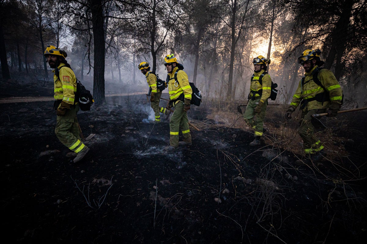 Bomberos terrestres y medios aéreos luchan contra el fuego.