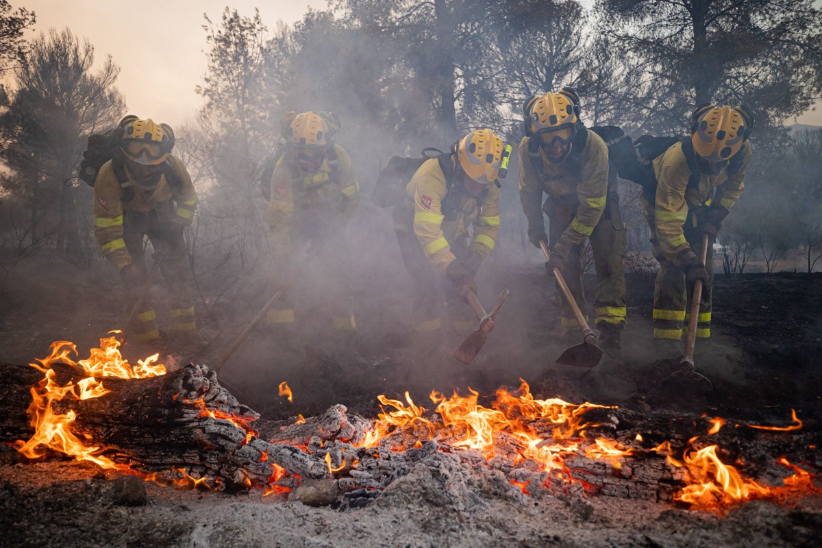 Bomberos terrestres y medios aéreos luchan contra el fuego.