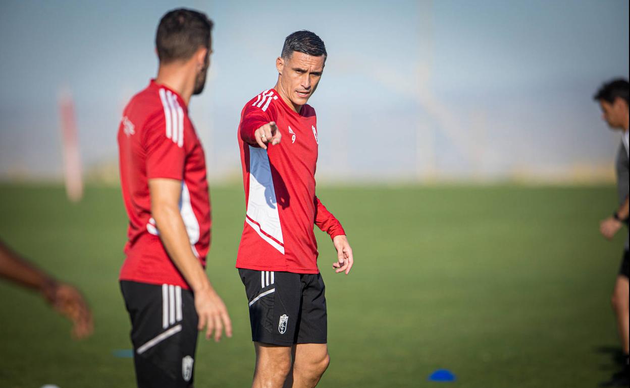 José Callejón señala para dar una indicación a un compañero durante un entrenamiento. 