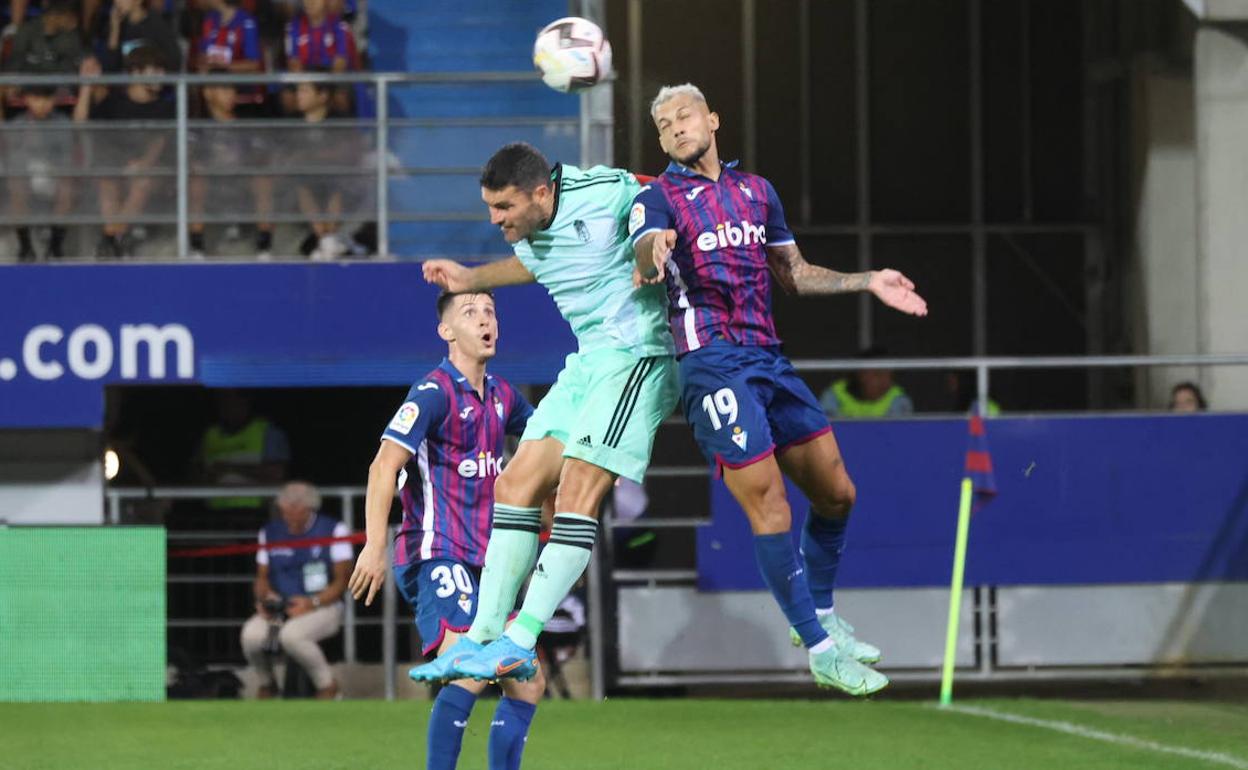 Jorge Molina disputa un balón aéreo con Stoichkov. 