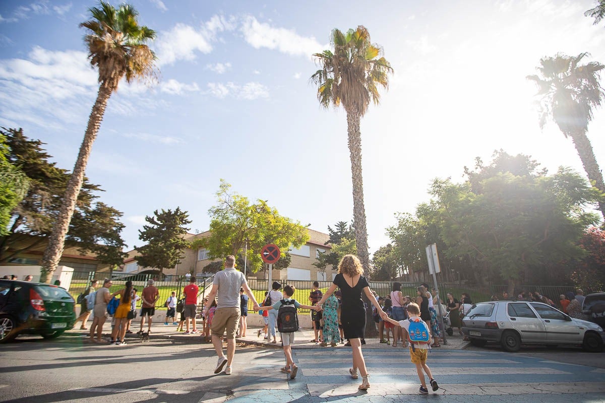 Casi 80.000 alumnos de Granada comienzan hoy las clases con una vuelta al cole tranquila