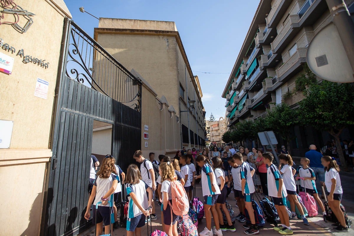Casi 80.000 alumnos de Granada comienzan hoy las clases con una vuelta al cole tranquila