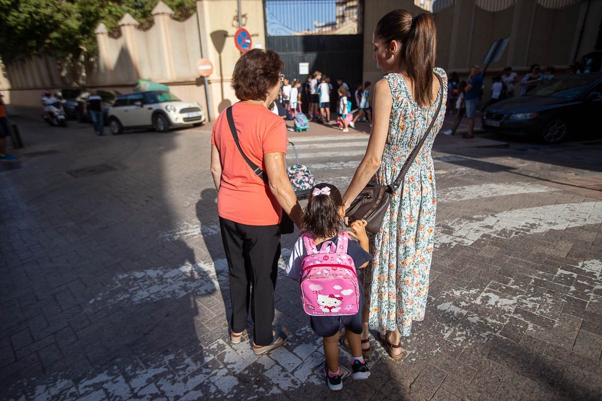 Casi 80.000 alumnos de Granada comienzan hoy las clases con una vuelta al cole tranquila