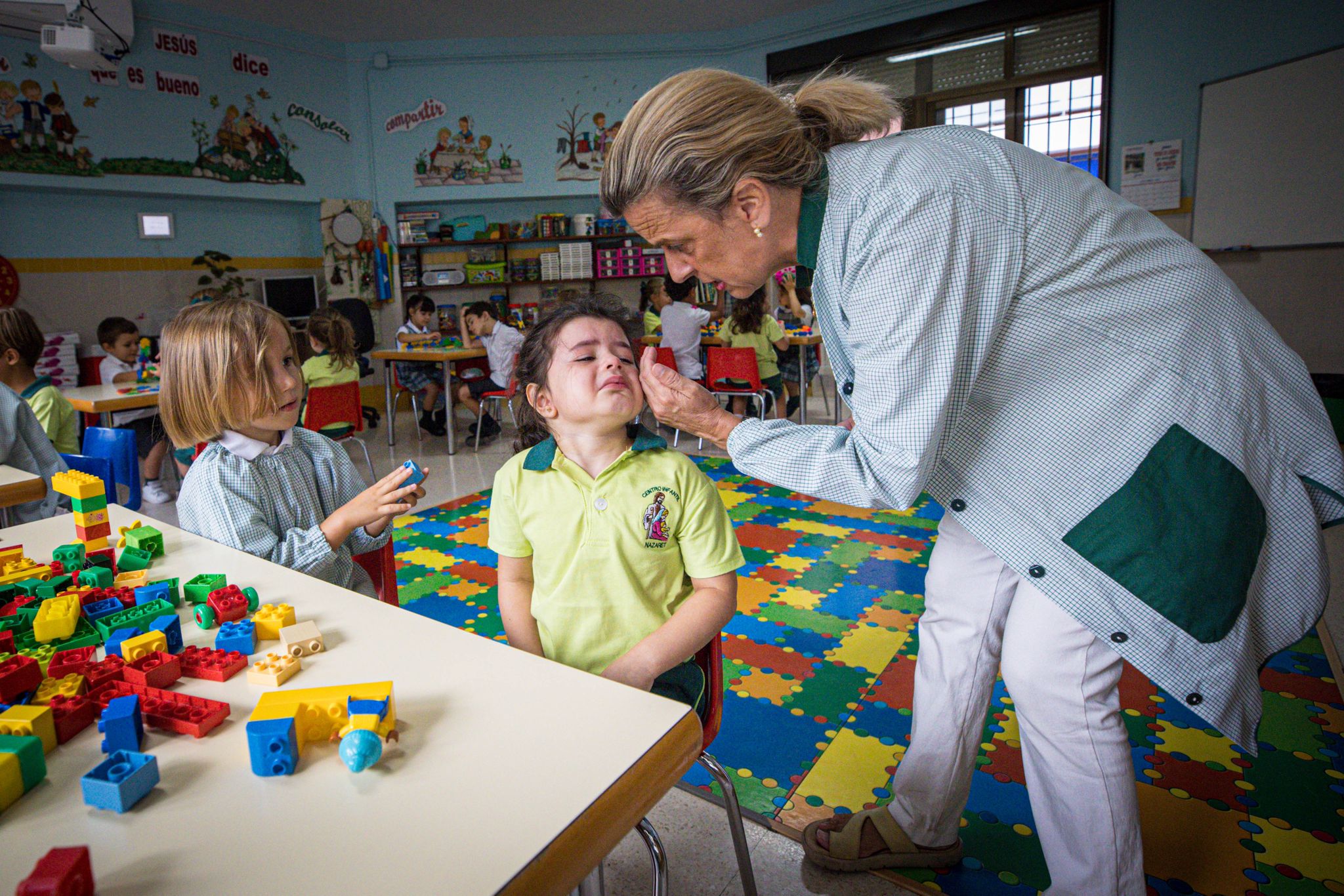 Casi 80.000 alumnos de Granada comienzan hoy las clases con una vuelta al cole tranquila