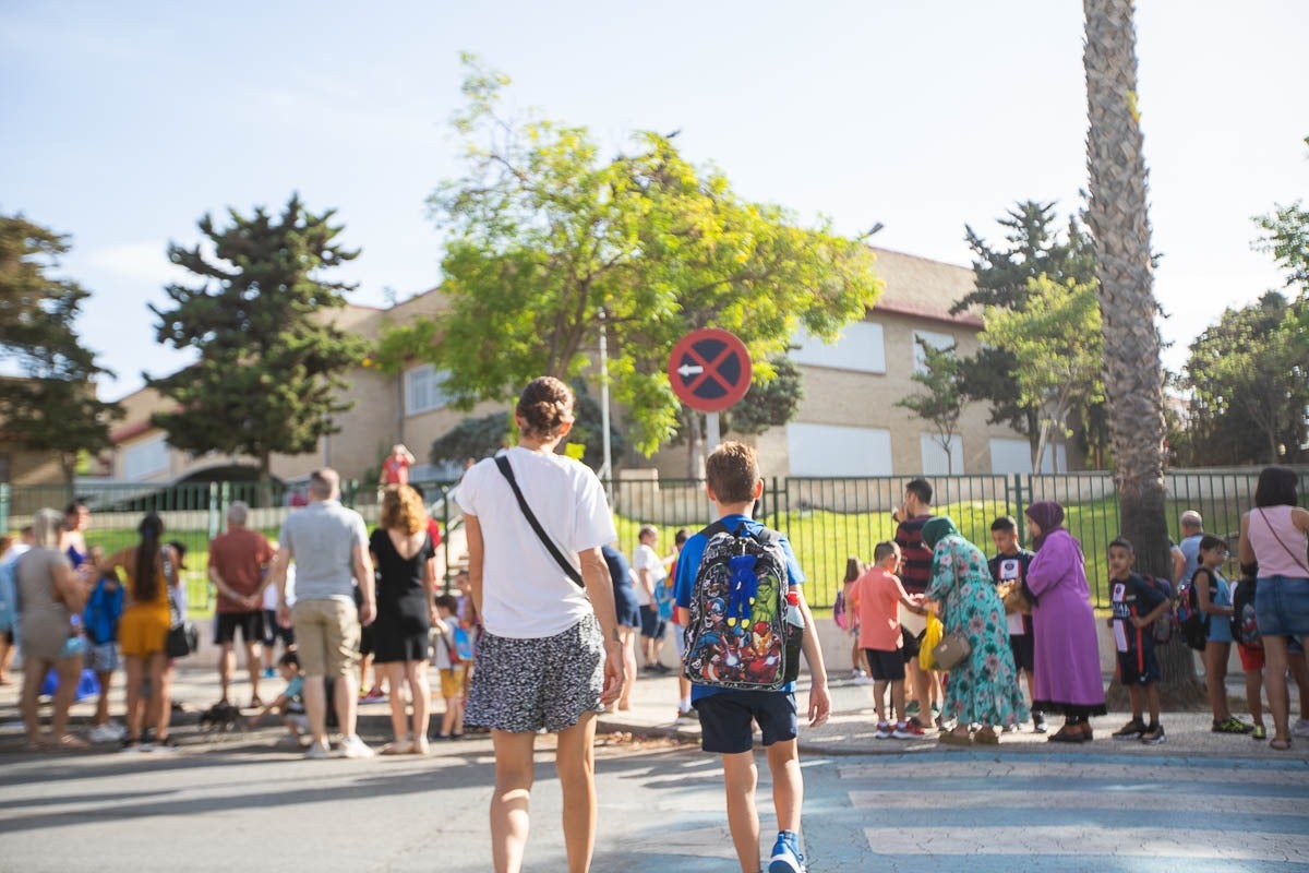 Casi 80.000 alumnos de Granada comienzan hoy las clases con una vuelta al cole tranquila
