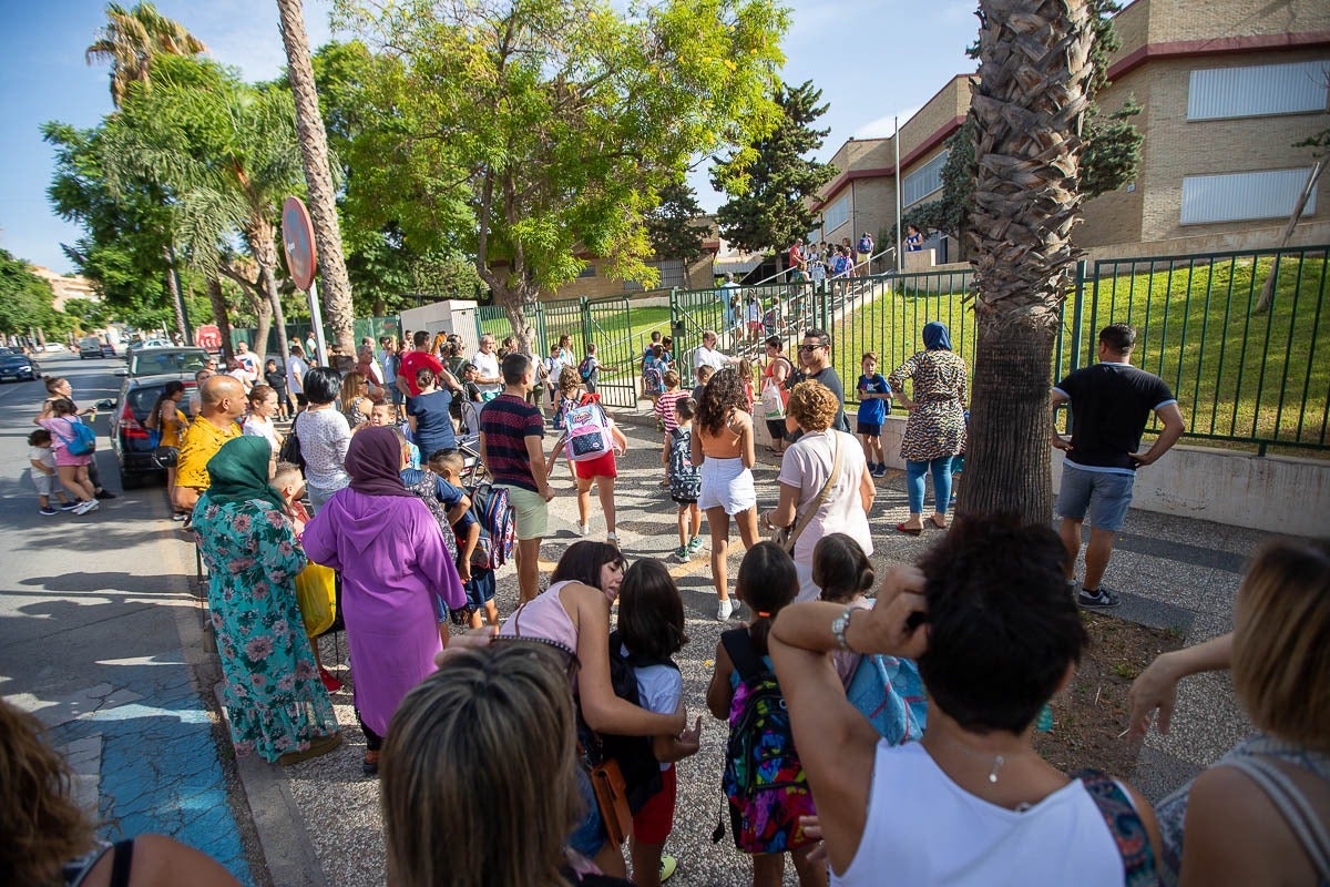 Casi 80.000 alumnos de Granada comienzan hoy las clases con una vuelta al cole tranquila
