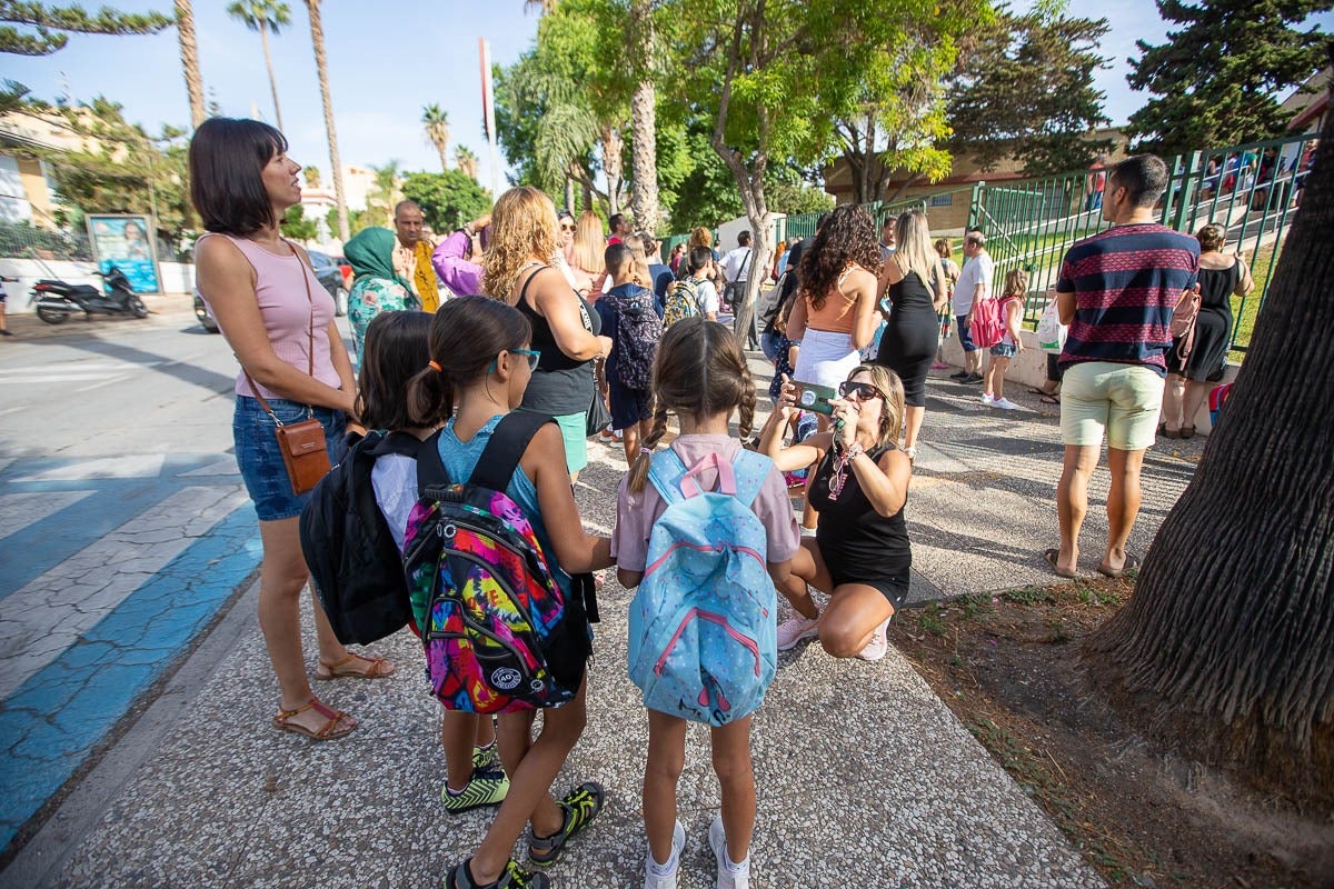 Casi 80.000 alumnos de Granada comienzan hoy las clases con una vuelta al cole tranquila