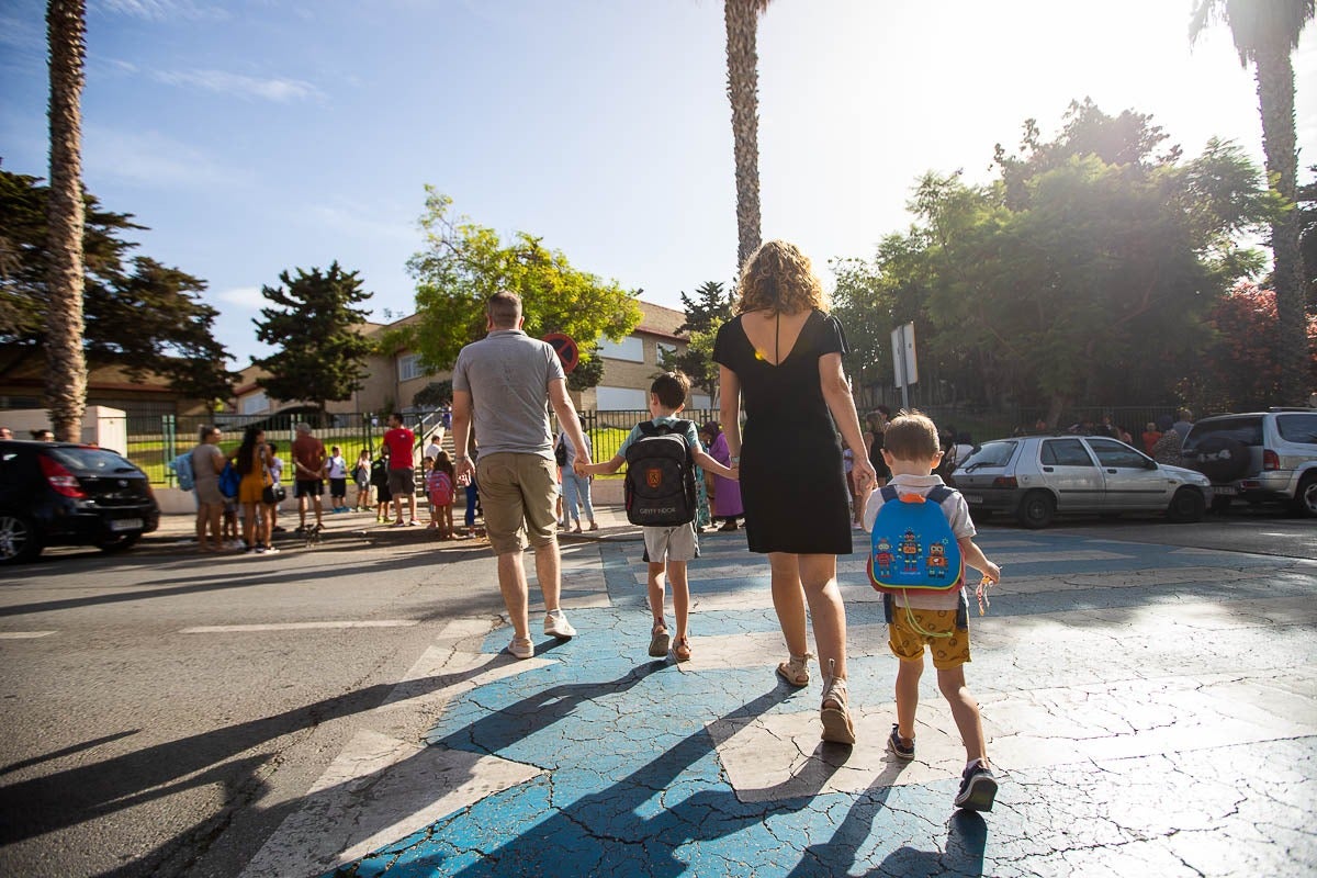 Casi 80.000 alumnos de Granada comienzan hoy las clases con una vuelta al cole tranquila