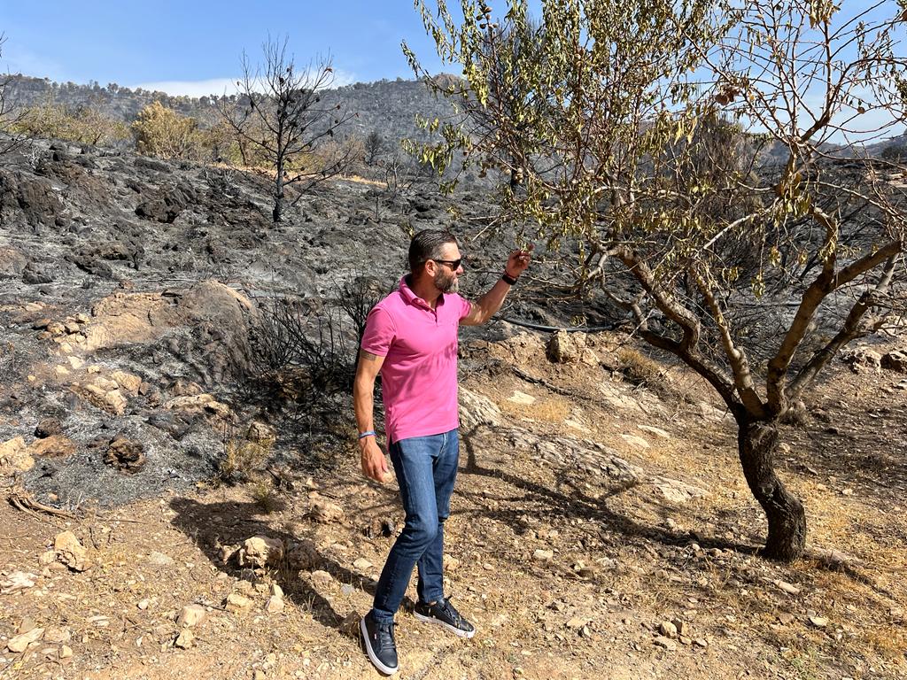 Miguel Hidalgo visita su finca en Pinos del Valle después del paso de las llamas.