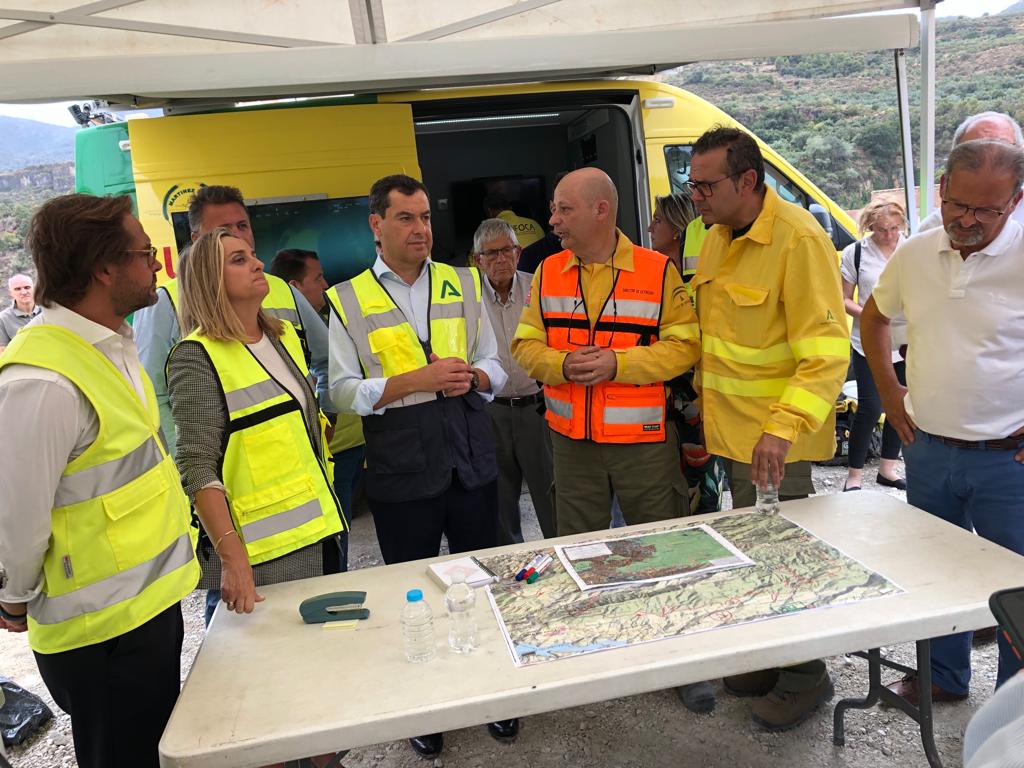 El presidente de la Junta, Juanma Moreno, visita el puesto de mando del Infoca en Albuñuelas.