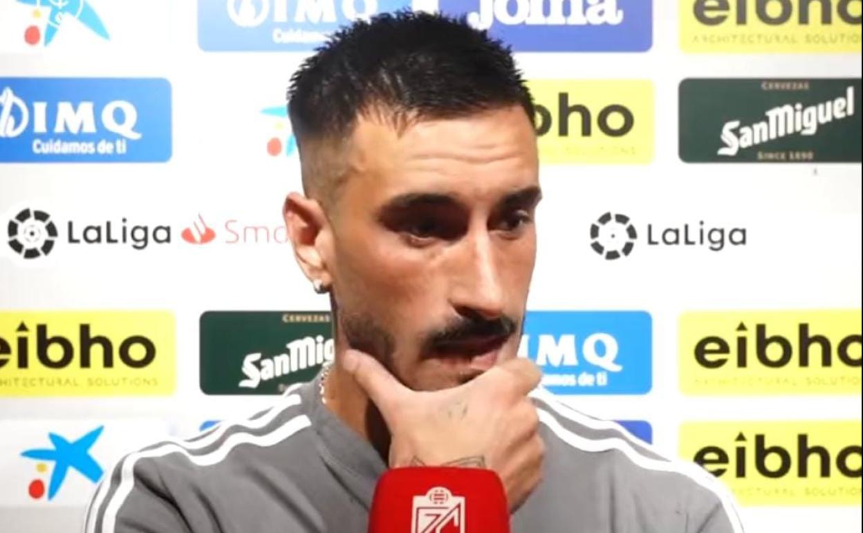 Erick Cabaco comparece cariacontecido en la zona mixta de Ipurua tras el partido. 