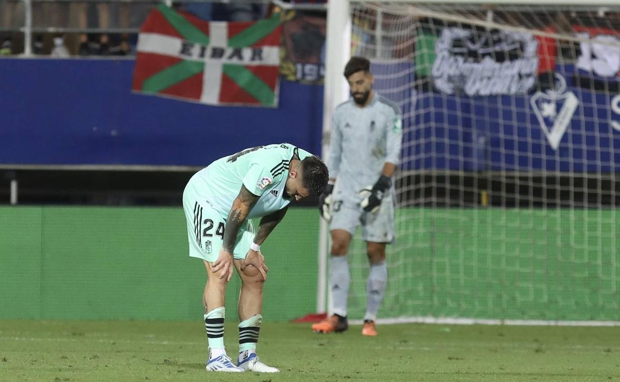 Erick Cabaco se lamenta tras su error en el tercer gol del Eibar.