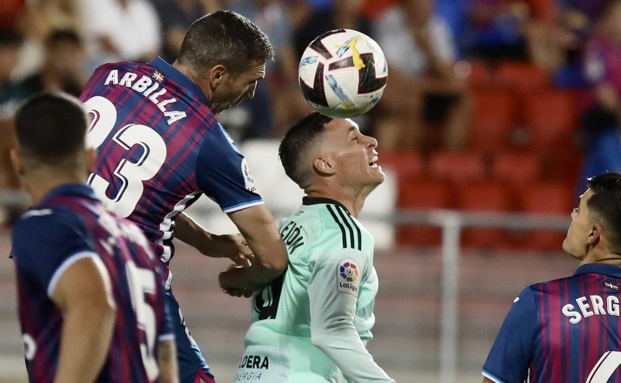 José Callejón disputa un balón aéreo con Arbilla en Ipurua. 