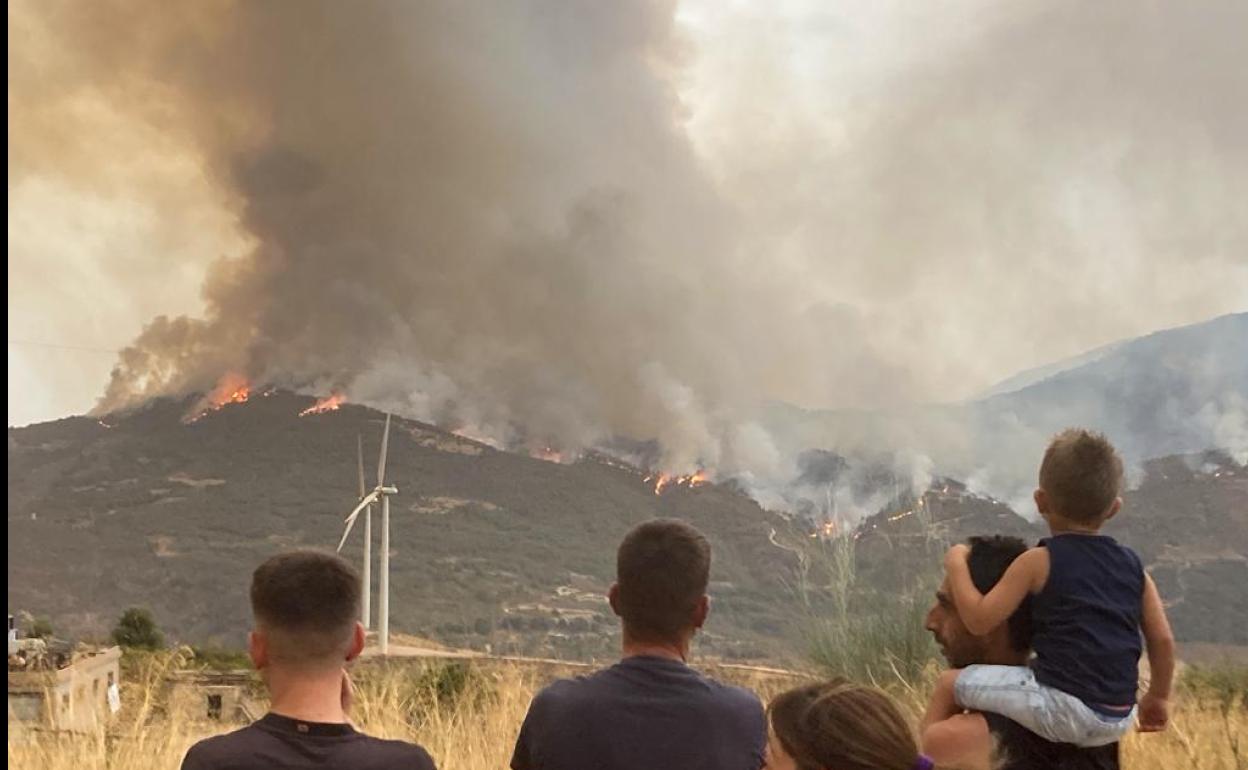 Vecinos de la Alpujarra observan el incendio