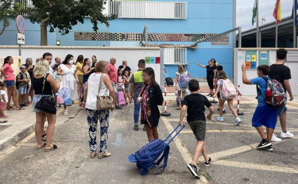 Niños de Cuarto de Primaria accediendo ayer al CEIP 'La Jarilla' de Huércal de Almería bajo la atenta mirada de padres y profesores. 