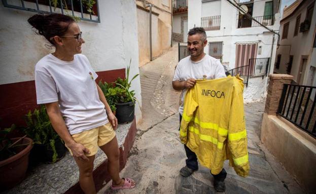 José Manuel muestra orgulloso la chaqueta del Infoca a su mujer, María Angustias. 