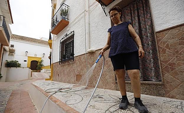 Manuela Murillo, vecina de Ízbor, limpia la calle