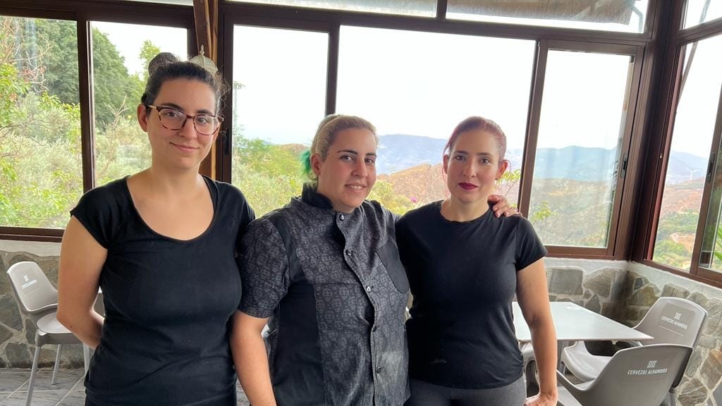 Luna, Águeda y Yazmina regentan el restaurante El Buñuelo