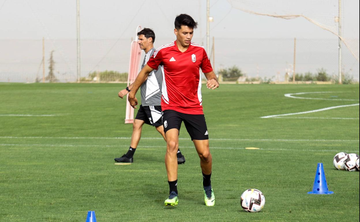 Víctor Meseguer juega un balón durante un entrenamiento.