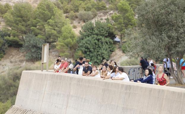 Curiosos en el embalse. 