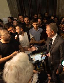 Imagen secundaria 2 - Tensión en la Facultad de Derecho de Granada por el acto de Macarena Olona en el Paraninfo