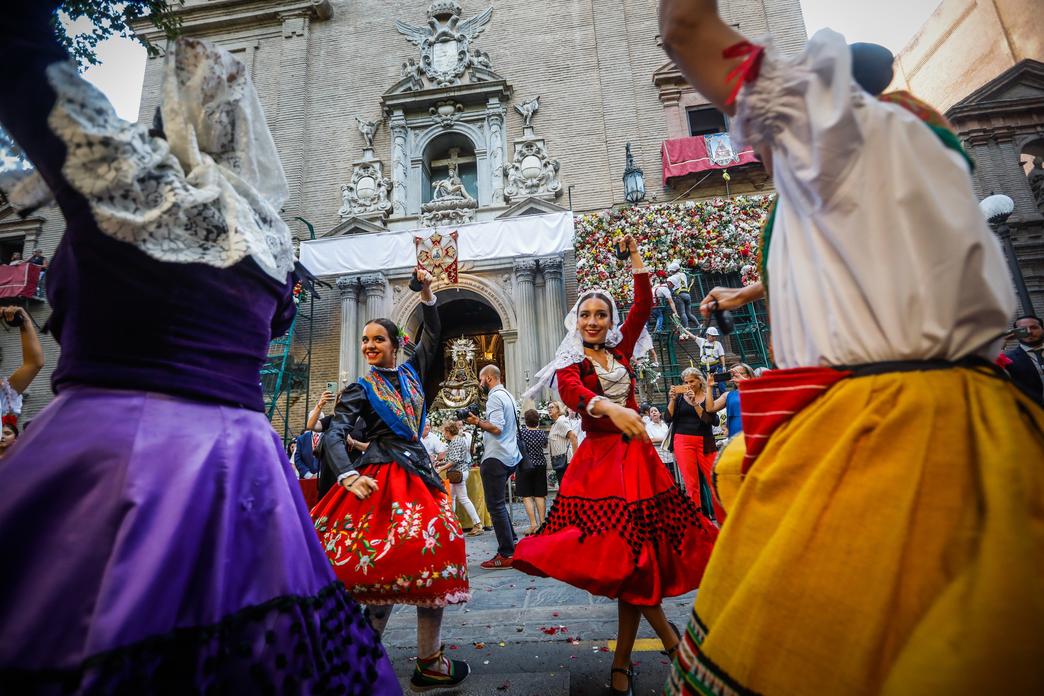 Ofrenda floral a la Virgen de las Angustias.