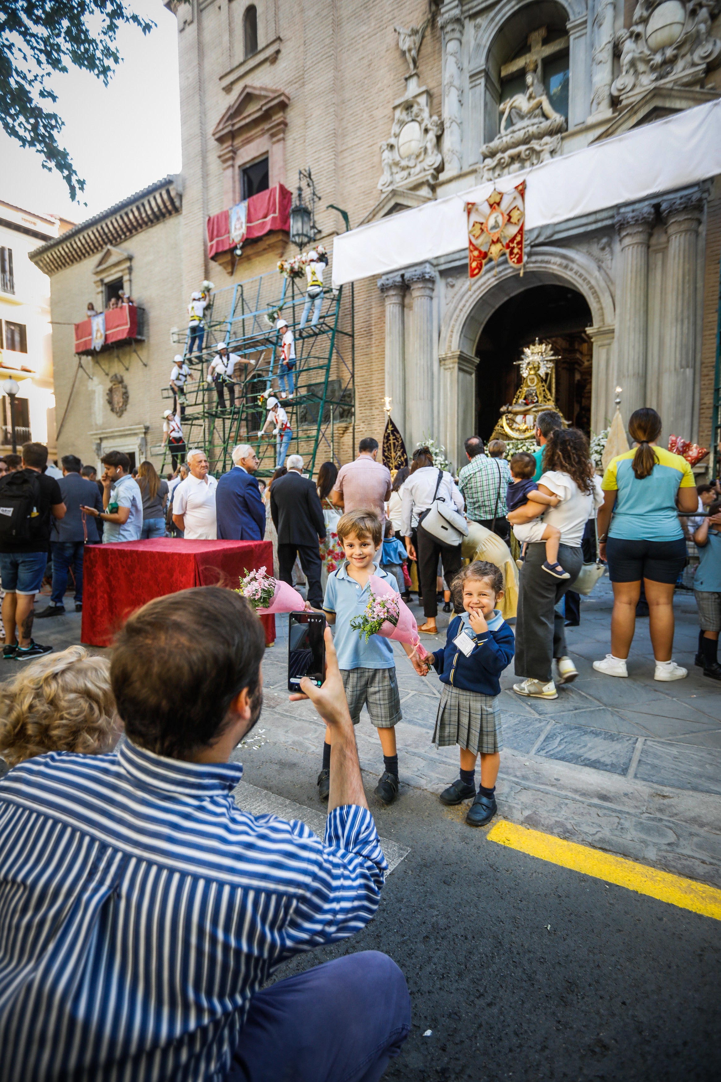 Ofrenda floral a la Virgen de las Angustias.