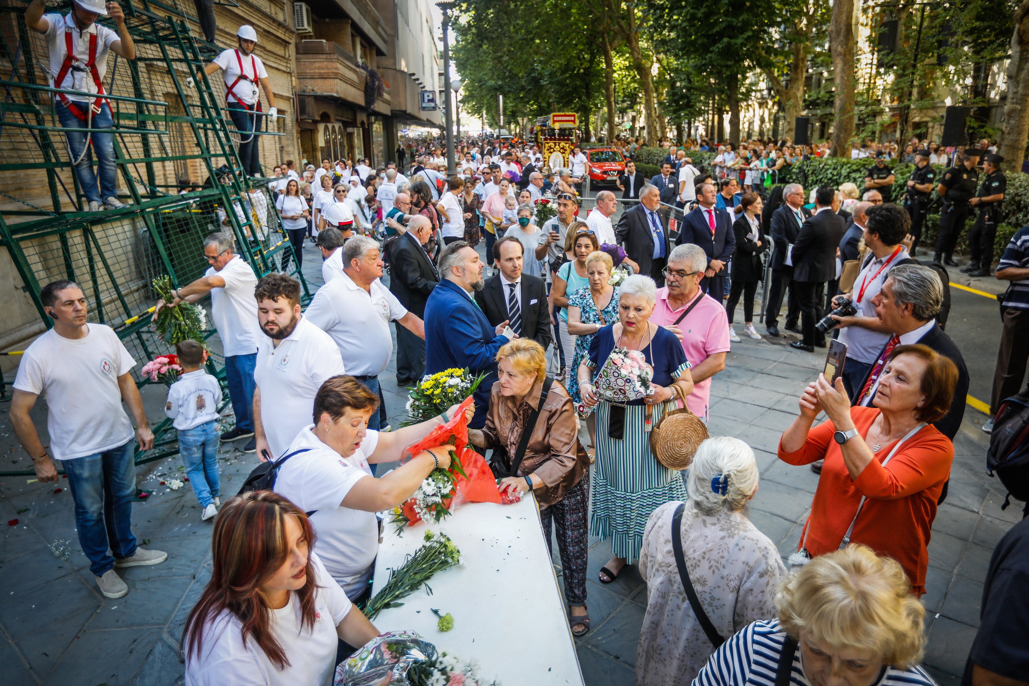 Ofrenda floral a la Virgen de las Angustias.