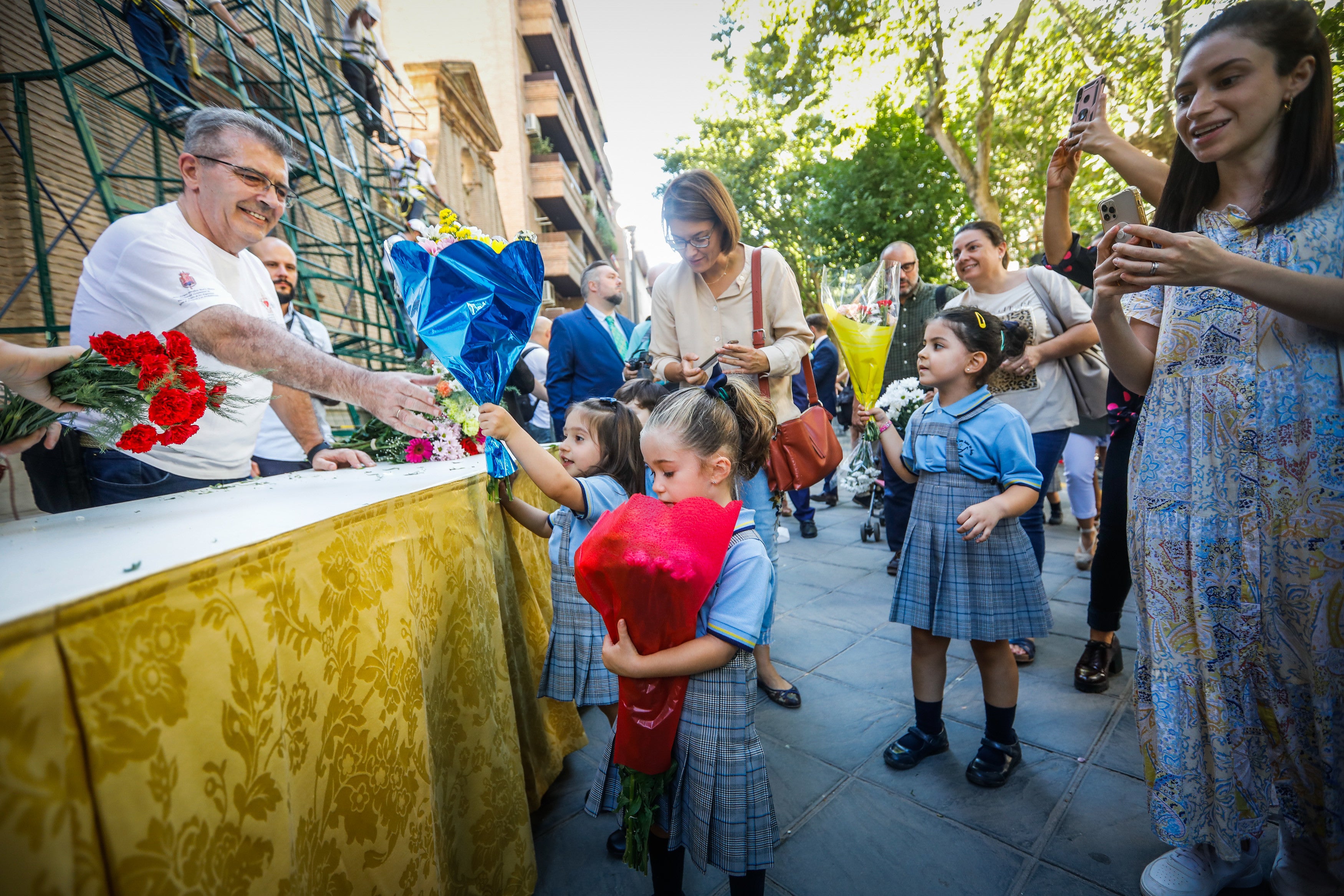 Ofrenda floral a la Virgen de las Angustias.