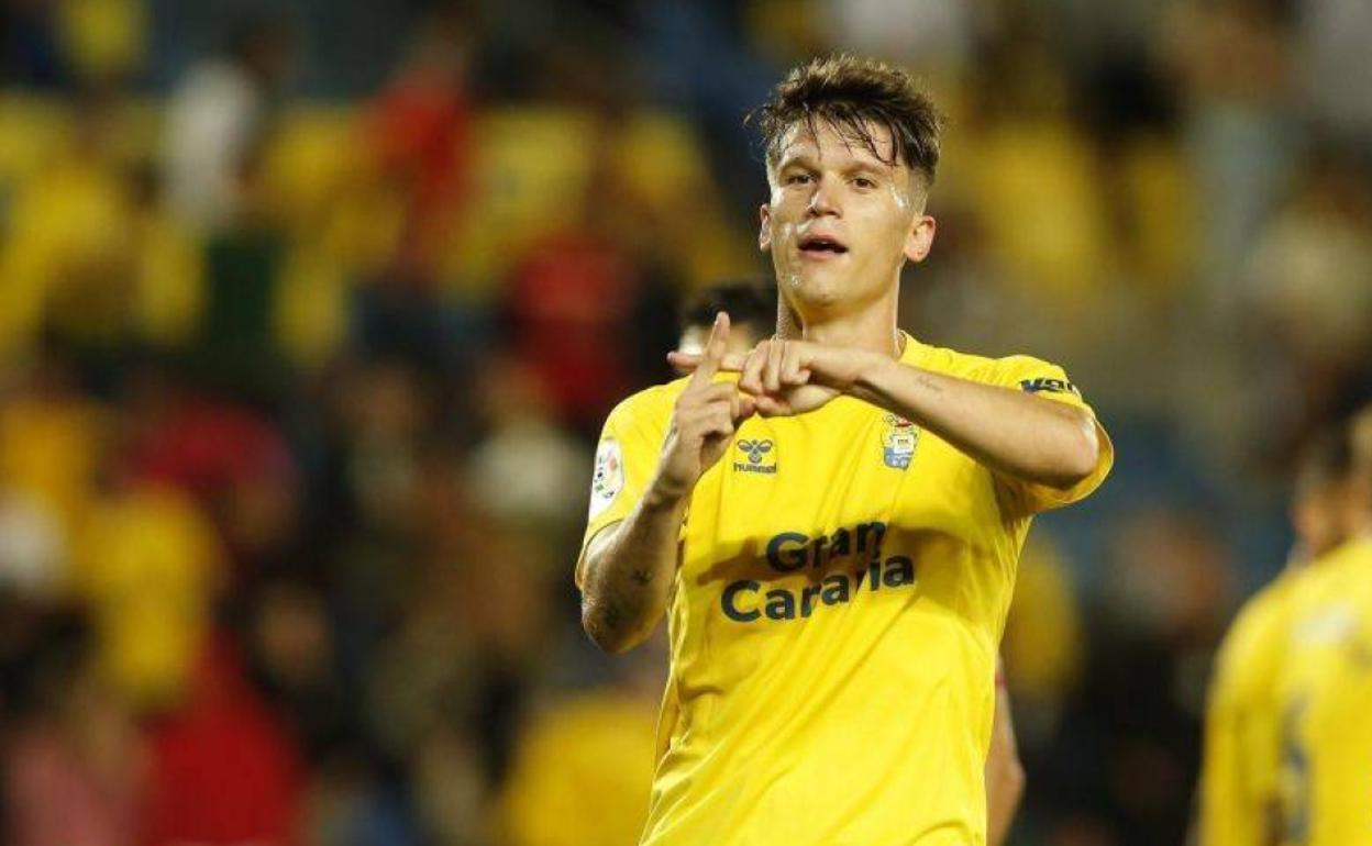 Marc Cardona es la referencia en el área. Peligroso y en racha, este '9' puro salido del Barça mejora su definición día a día y le surten de balones cada pocos minutos. 