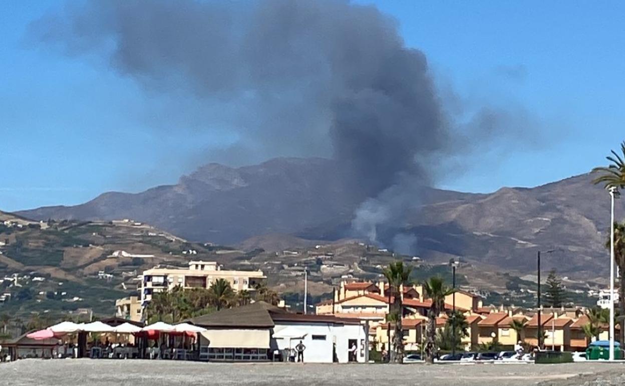 Humareda visible desde Salobreña.