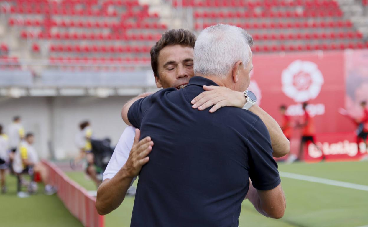 Rubi y Javier Aguirre se abrazan antes de comenzar el partido. 