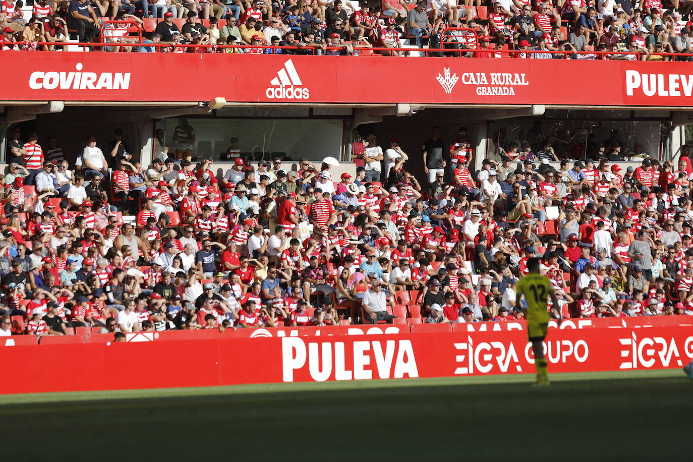Ambiente en las gradas de Los Cármenes