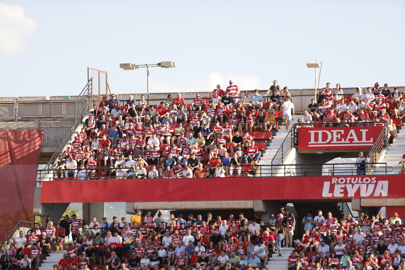 Ambiente en las gradas de Los Cármenes