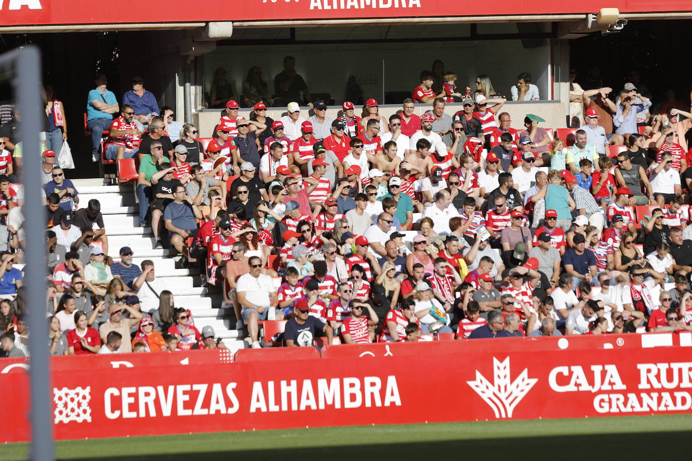 Ambiente en las gradas de Los Cármenes