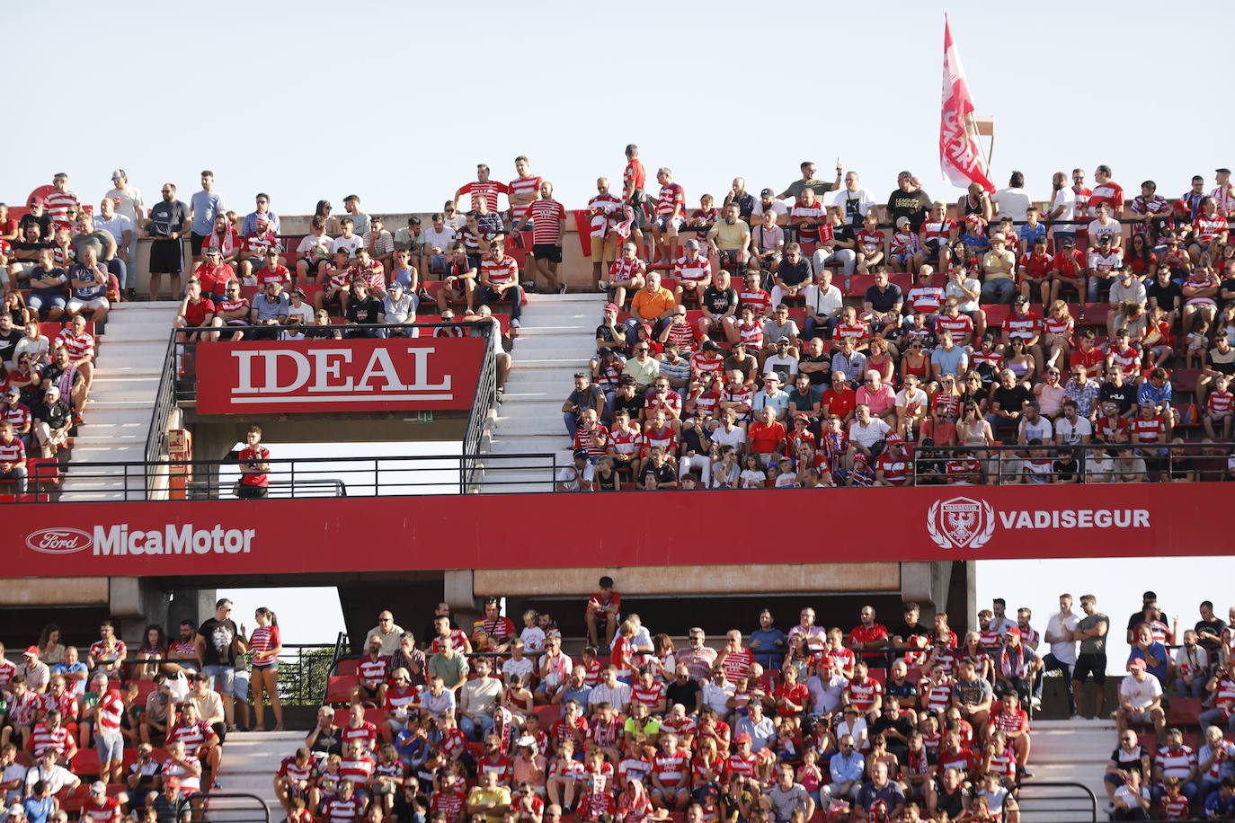 Ambiente en las gradas de Los Cármenes