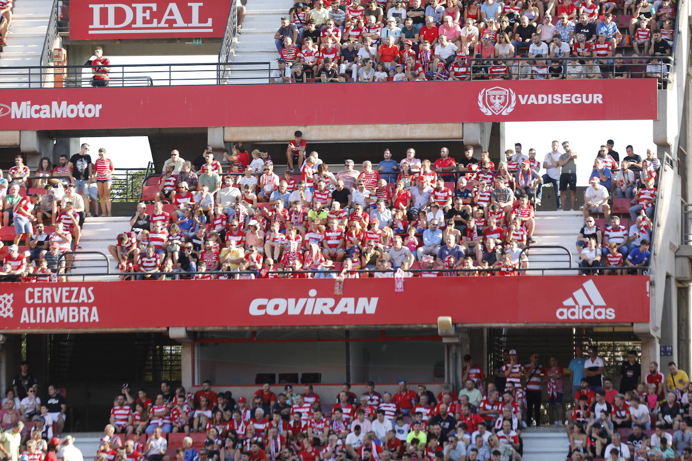 Ambiente en las gradas de Los Cármenes