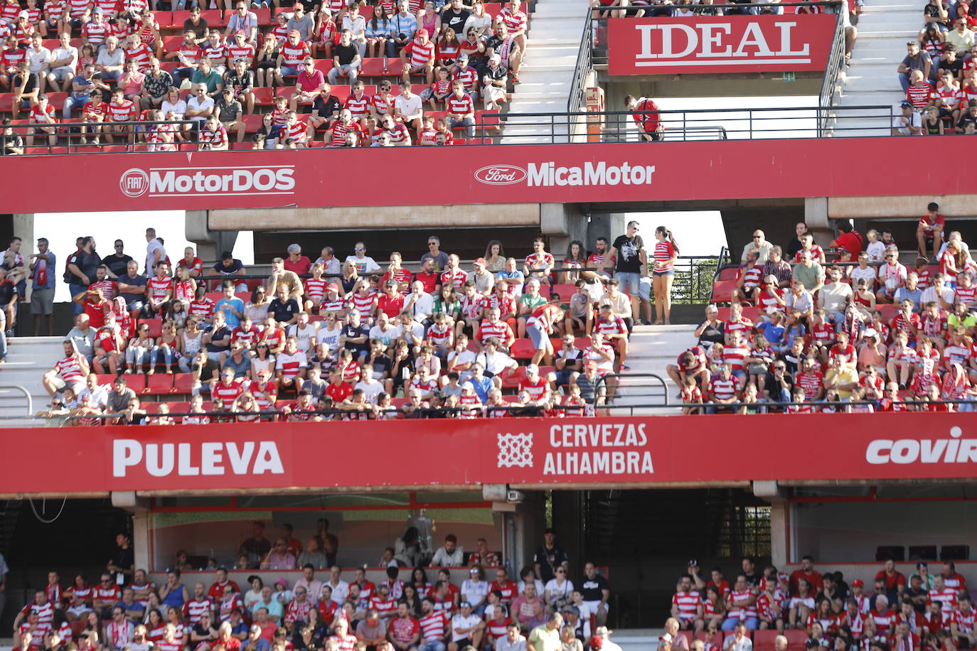 Ambiente en las gradas de Los Cármenes