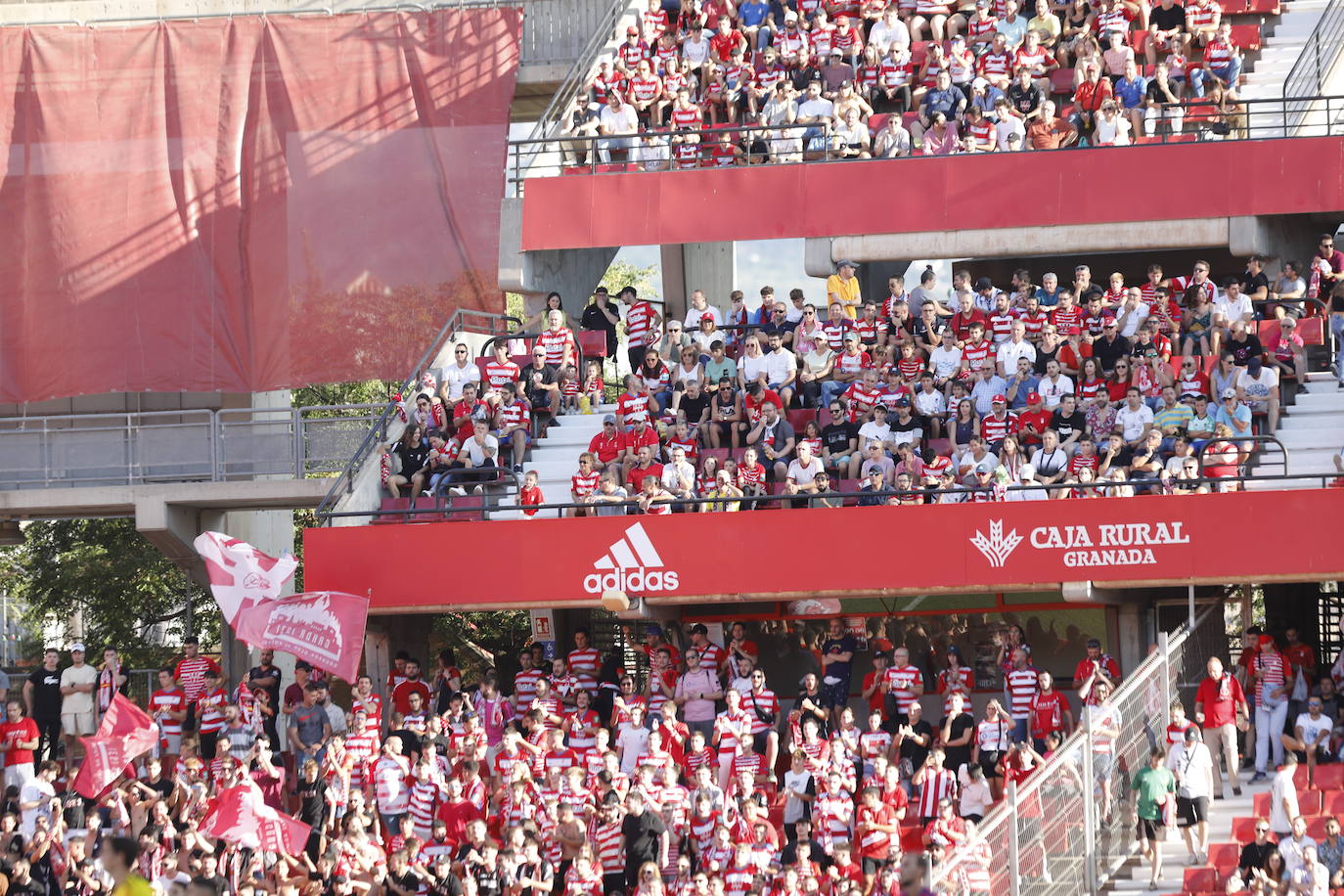 Ambiente en las gradas de Los Cármenes