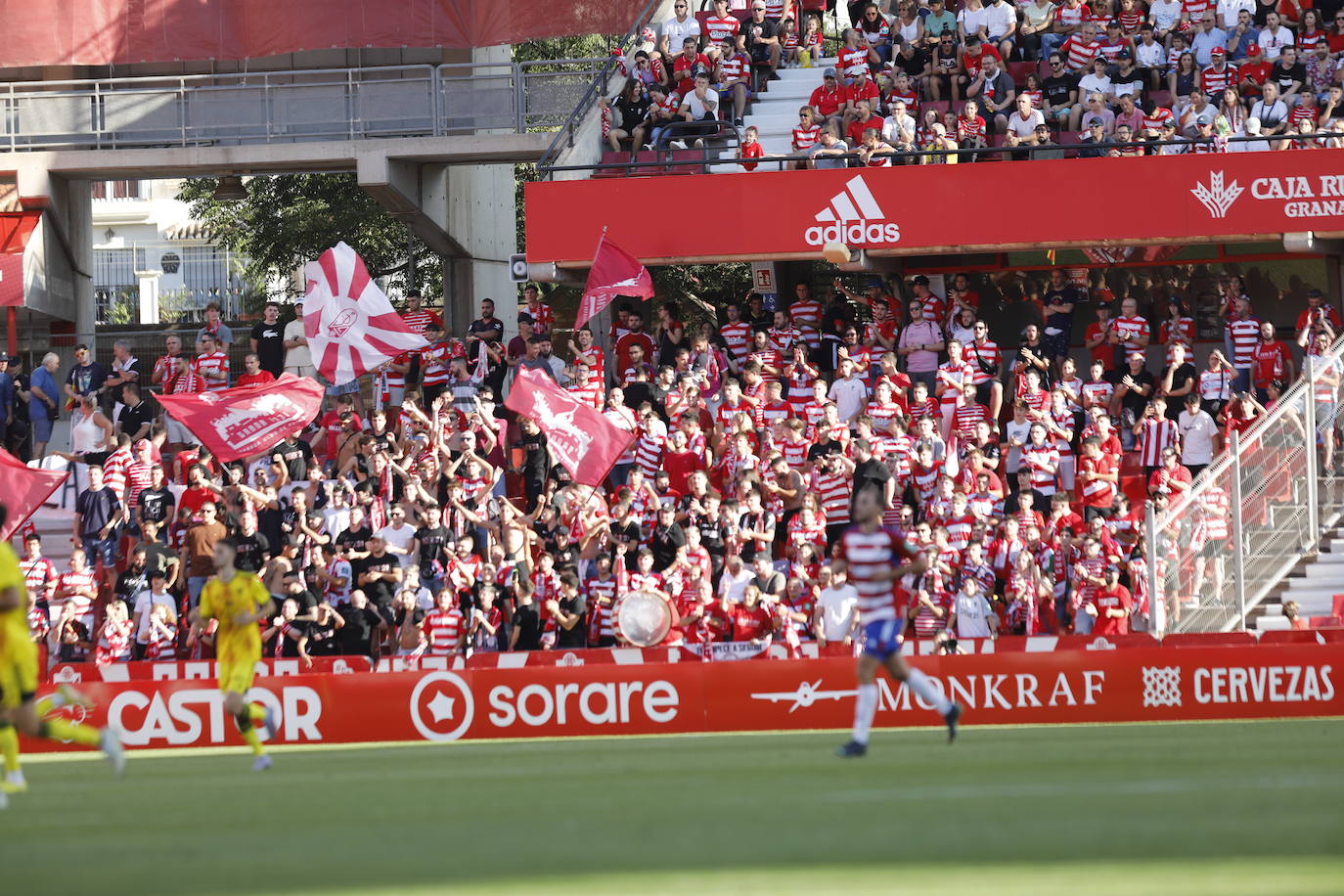 Ambiente en las gradas de Los Cármenes