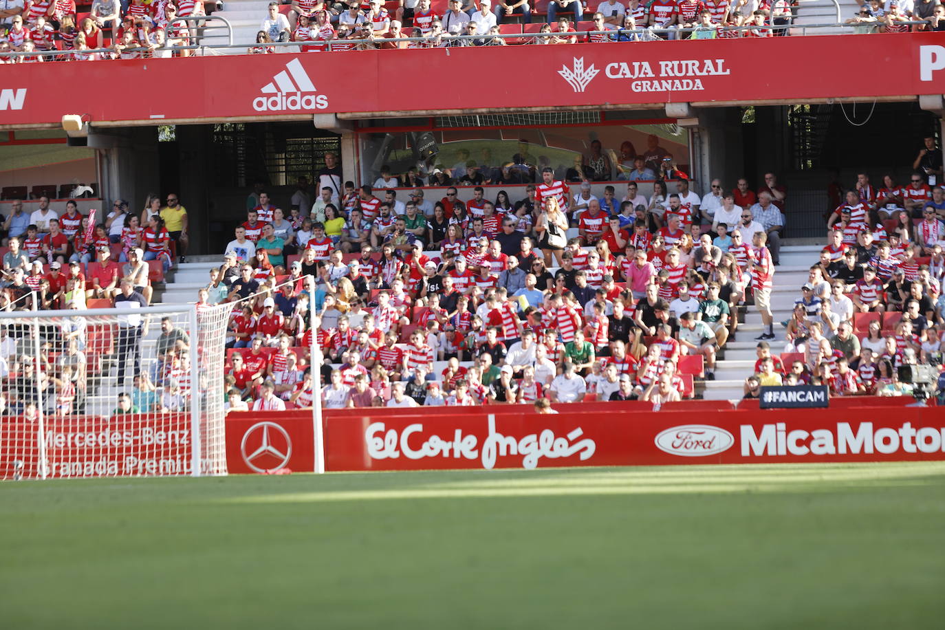 Ambiente en las gradas de Los Cármenes